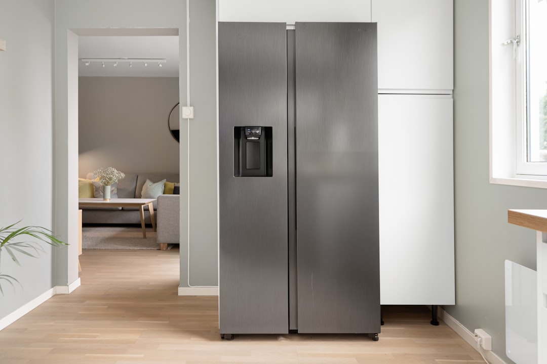 A sturdy sentinel of the kitchen realm, accentuated by its curve and depth.