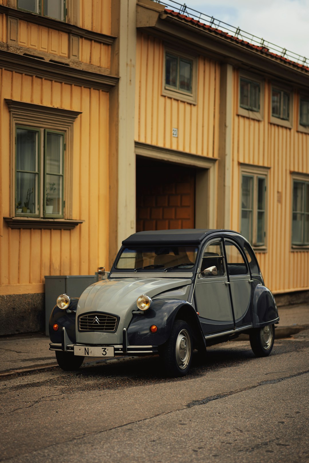 Citroen 2CV parked in front of a building.