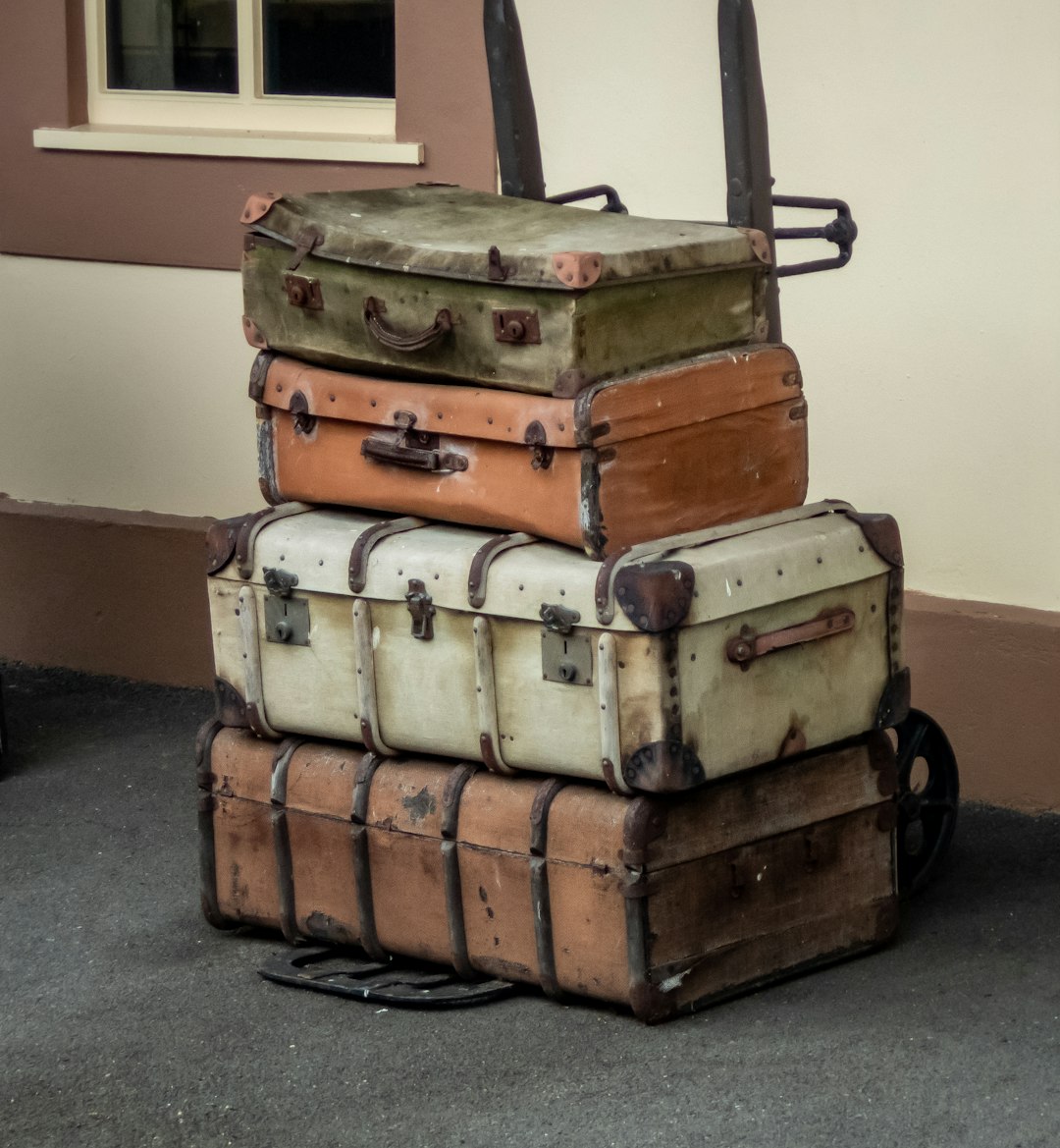 On Objects That Wait, and Objects That Move